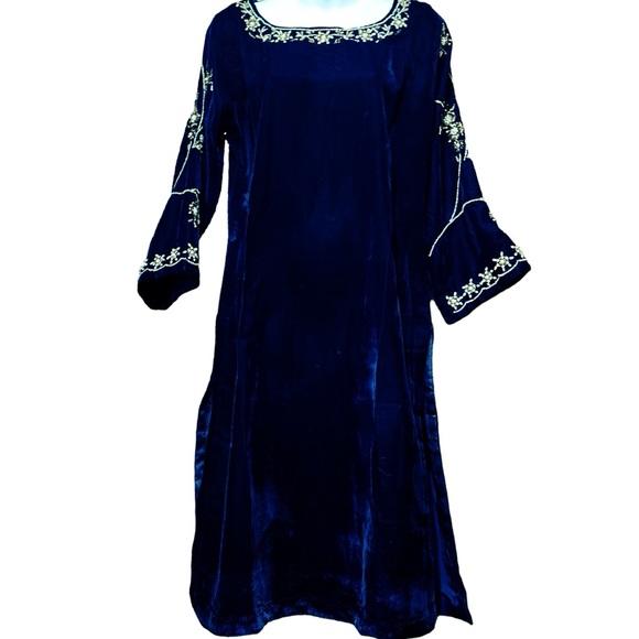 Darakhshan Desire Blue Velvet Embroidered Kurta Set. - Picture 4 of 16